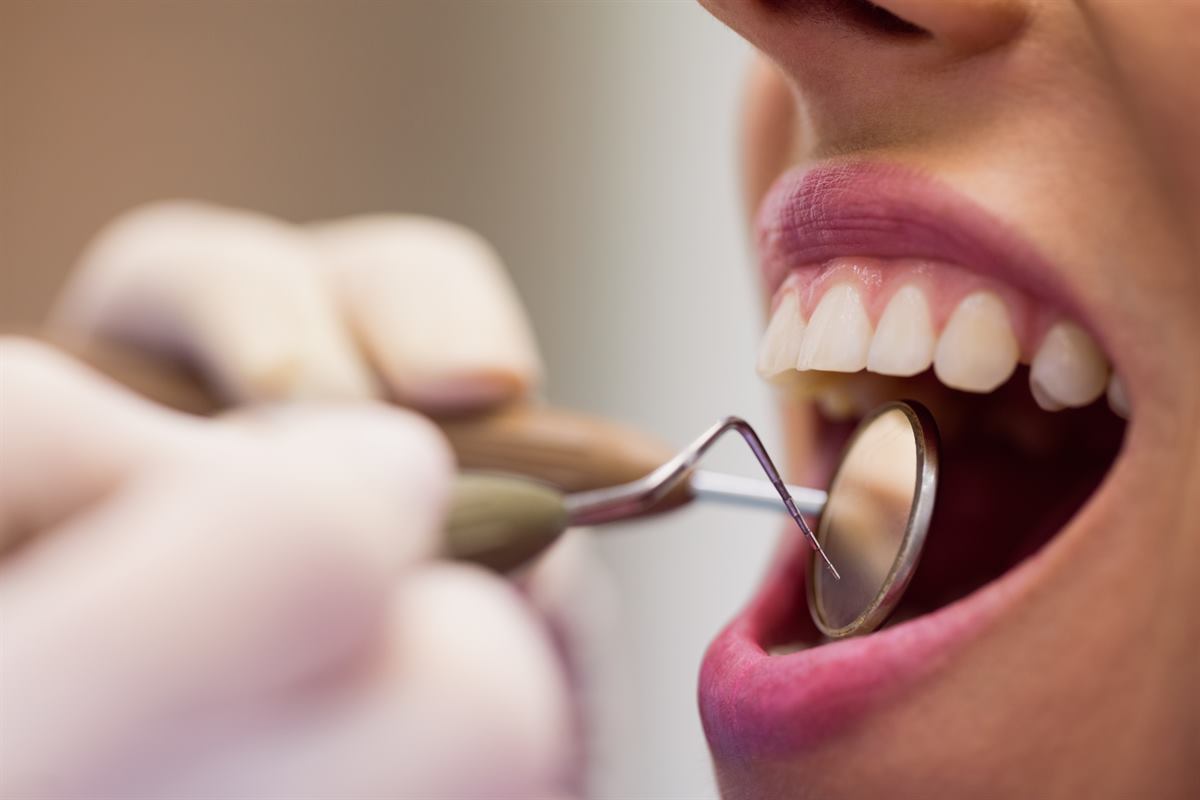 Dentista em atendimento clínico odontológico